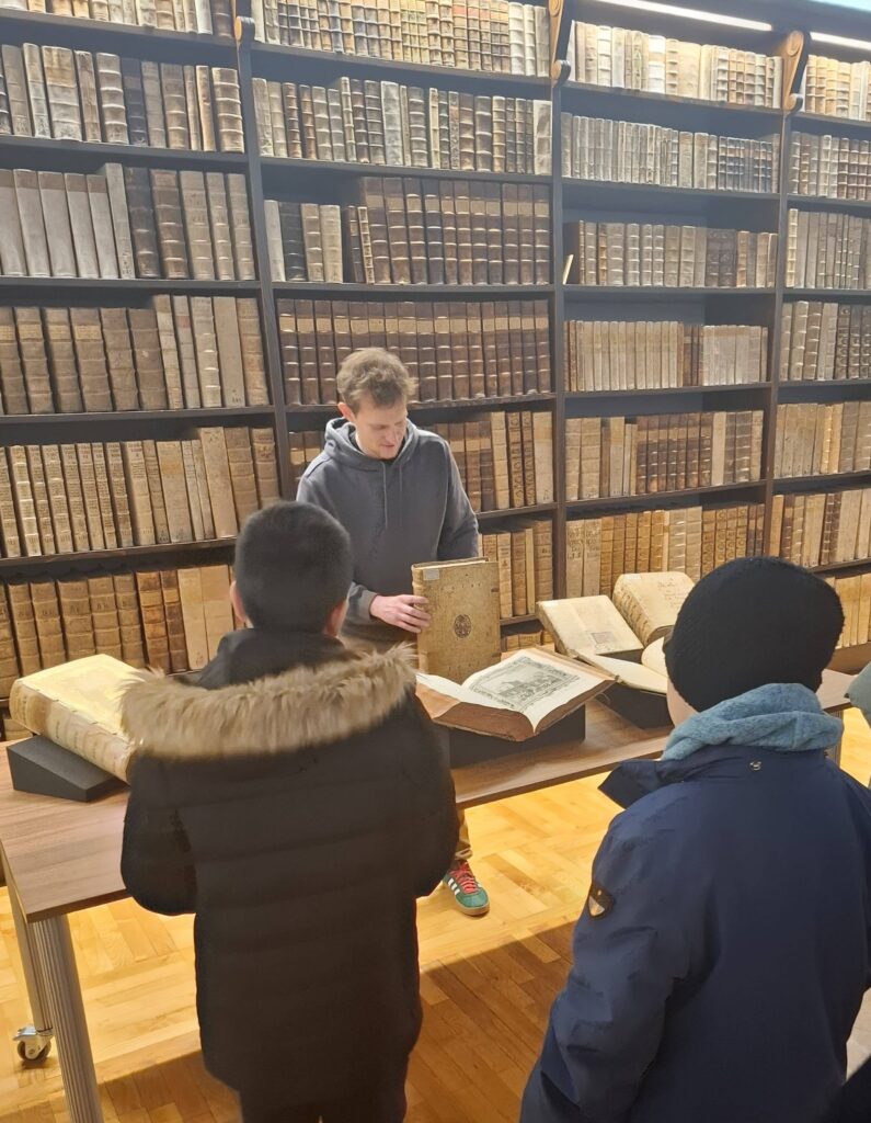 ifz NGB Buddies und Kinder auf Christkindlmarkt und Unibibliothek_1