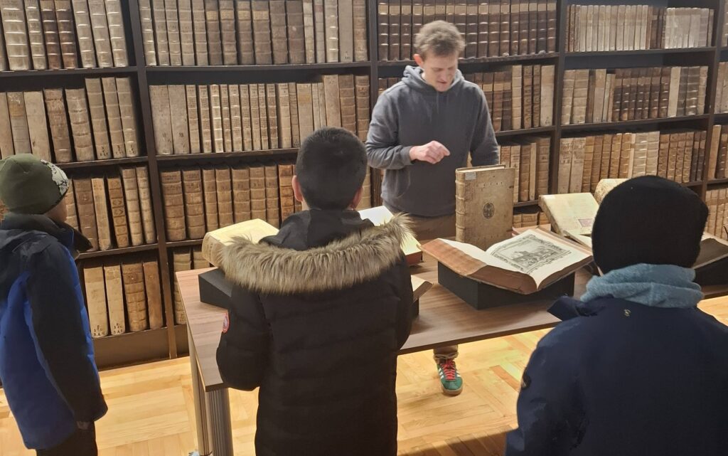 ifz NGB Buddies und Kinder auf Christkindlmarkt und Unibibliothek_2