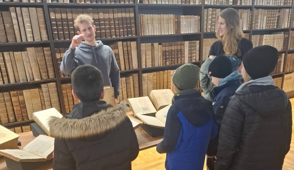 ifz NGB Buddies und Kinder auf Christkindlmarkt und Unibibliothek_3